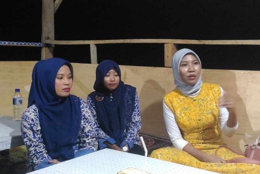Community Officer BTPN Syariah, Fatimah (dari kiri ke kanan), Nadya, dan Bussines Coach Area Matabali 2 BTPN Syariah, Nurhaidah. 