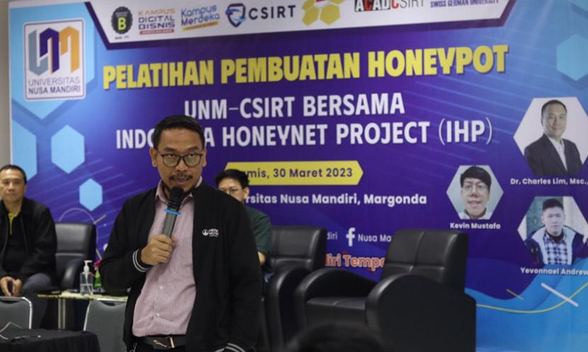 Computer Security Incident Response Team (CSIRT) Universitas Nusa Mandiri (UNM) bekerja sama dengan Indonesia Honeynet Project (IHP) menyelenggarakan workshop pembuatan honeypot.
