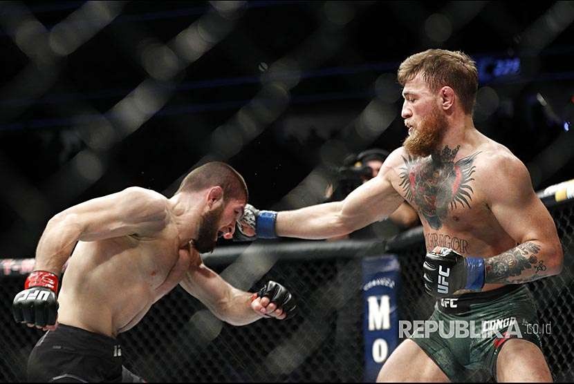 Conor McGregor melepaskan pukulan ke arah Khabib Nurmagomedov pada laga UFC 229.