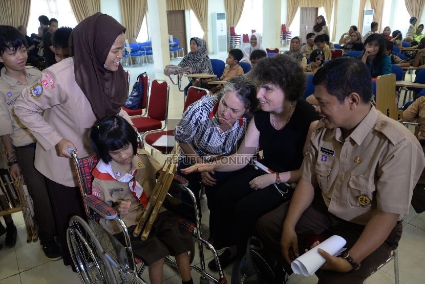 Consellor (Advocacy and outreach) Kedubes Australia Alison Purnel (ketiga kanan) bersama Penyanyi dan penulis lagu disabilitas Emma Bennison (kedua kanan) dan Kepala sekolah SLB A Pembina Jakarta Triyanto Mujoko (kanan) berbincang dengan anak-anak disabili