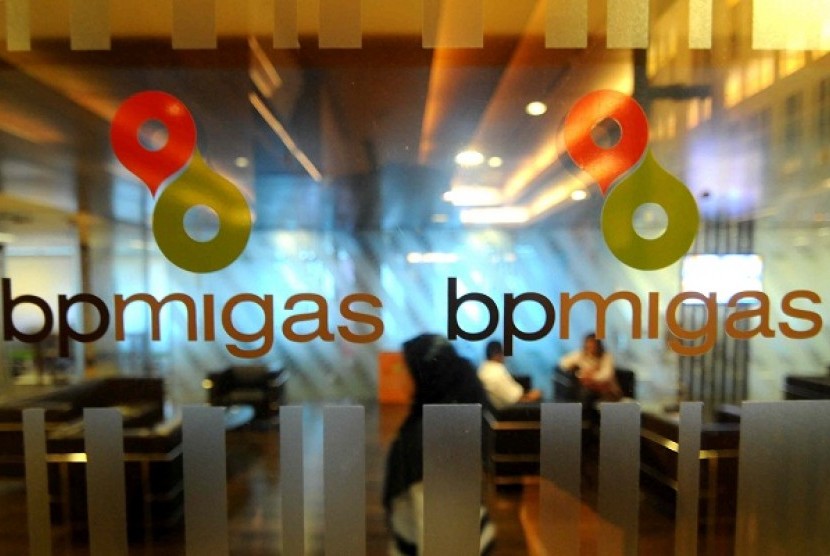 Constitutional Court announces that BP Migas is disbanded due to its inconstitutional status. The dismissal causes some project contract between BP Migas and other parties are nullified. (illustration)  
