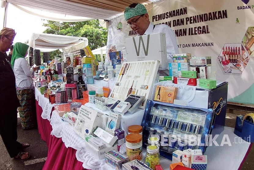 Contoh obat-obatan dan kosmetik ilegal pada pemusnahan Hasil Pengawasan dan Penindakan Obat dan makanan Ilegal oleh balai Besar Pengawas Obat dan Makanan (BPOM), di halaman parkir Belakang Gedung Sate, Kota Bandung, Rabu (21/12).