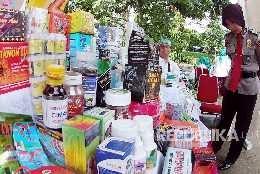 Contoh obat-obatan dan kosmetik ilegal pada pemusnahan Hasil Pengawasan dan Penindakan Obat dan makanan Ilegal oleh balai Besar Pengawas Obat dan Makanan (BPOM), di halaman parkir Belakang Gedung Sate, Kota Bandung, Rabu (21/12).