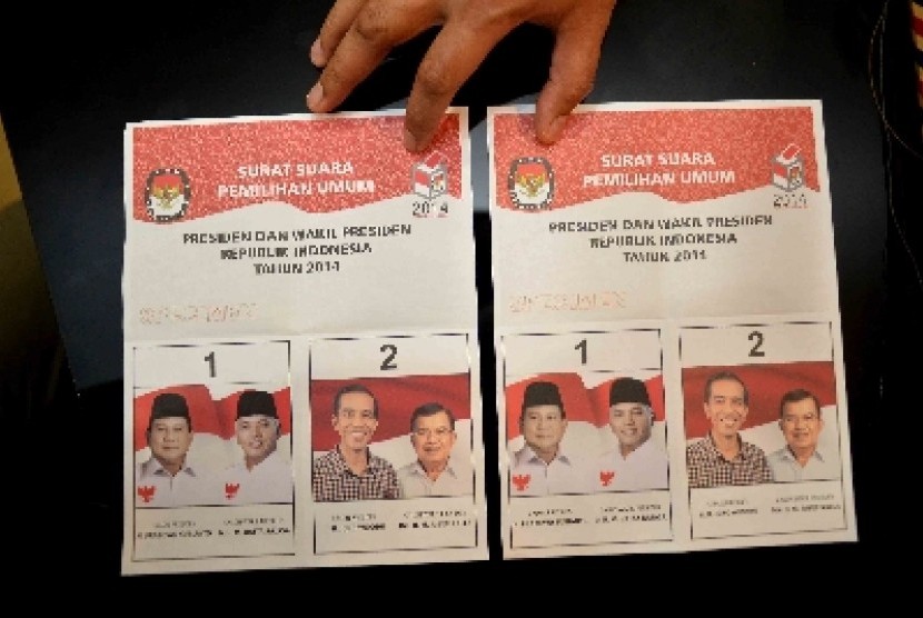 Contoh surat suara bergambar Prabowo-Hatta dan Jokowi-JK.
