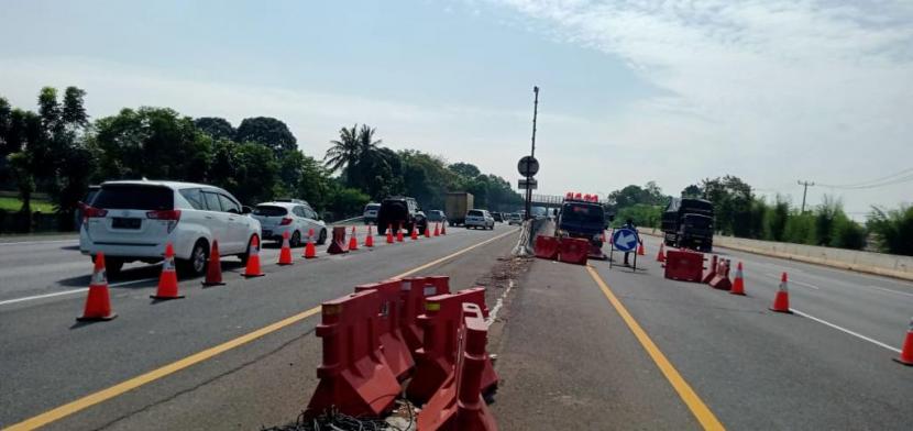 Contraflow di Km 47 Hingga Km 61 untuk Urai Kemacetan di Tol Jakarta-Cikampek arah Cikampek. Rabu (28/10). 