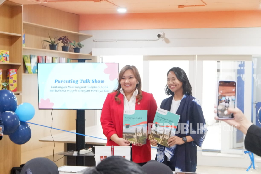 COO Living English, Radinka Qiera (kanan) menandatangani perjanjian kerja sama dengan  Country Head Cambridge University Press and Assessment Indonesia, Sonya Tobing  (kiri)