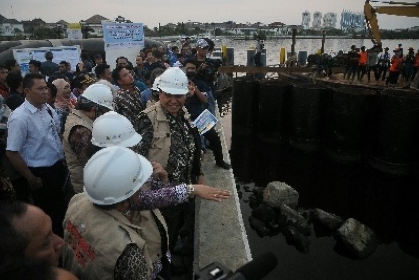 Coordinating Minister for Economic Affairs, Chairul Tanjung (facing camera) launches Giant Sea Wall project in Jakarta on Oct 9, 2014.