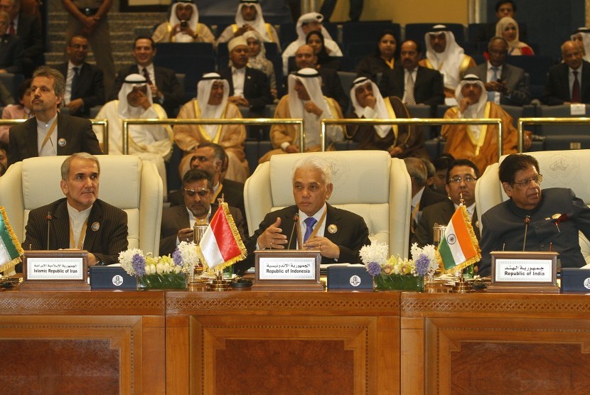 Coordinating Minister for Economic Affairs, Hatta Rajasa (center), sits among the host of Asia Cooperation dialog in Kuwait, Tuesday. 