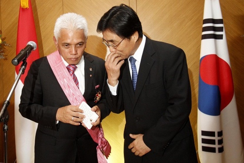 Coordinating minister for economic affairs, Hatta Rajasa (left) talkas to South Korea ambassador, Kim Young-sun, during an award ceremony in Jakarta on Friday.  