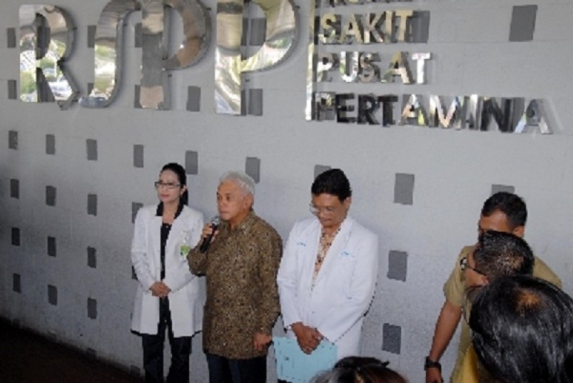 Coordinating Minister for Economy, Hatta Rajasa (center) explains the current condition of his son, M Rasyid Amrullah Rajasa, who involved in a car accident that costs two lives.   