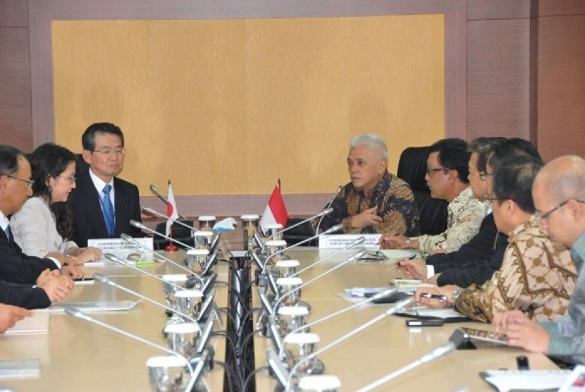 Coordinating Minister for Economy, M Hatta Rajasa (right) welcomes Chairman of Kansai Economic Federation (Kankeiren) Shosuke Mori and 35 leaders of big companies from Japan, in Jakarta on Monday. 