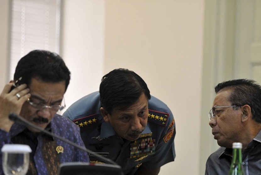 Coordinating Minister for Legal, Political, and Security Affairs Djoko Suyanto (right) discuses the shooting incident in Papua with Armed Forces Commander, Admiral Agus Suhartono (center), while Minister or Domestic Affairs Gamawan Fauzi sits on the left. (illustration)
