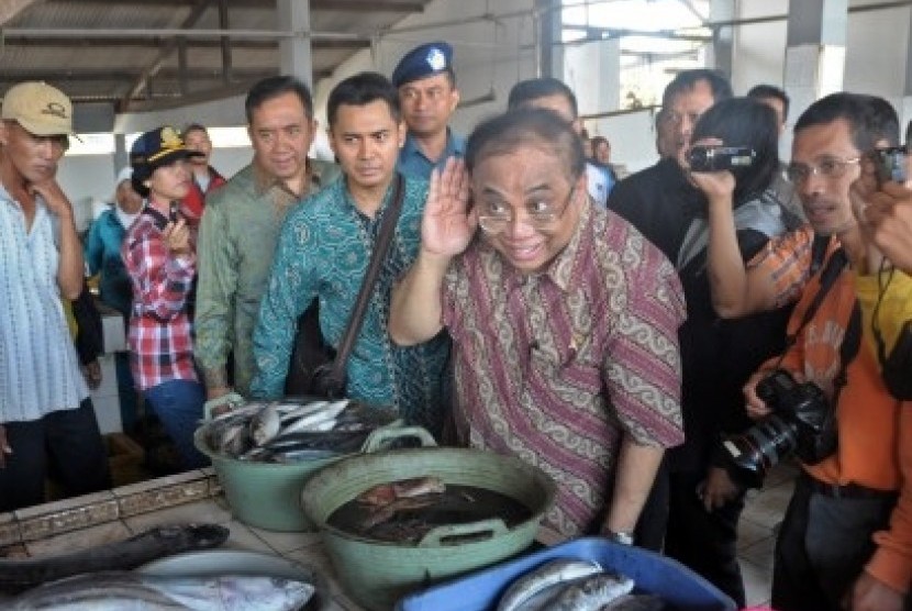 Coordinating Minister for Maritime Affairs Indroyono Soeasilo (center) visits fishermen in Cilacap, Central Java, on Saturday. 