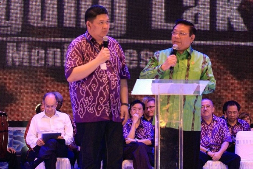 Coordinating Minister for People`s Welfare Agung Laksono (left) attends the World Prayer Assembly (WPA) 2012 in Jakarta, on Thursday night. 
