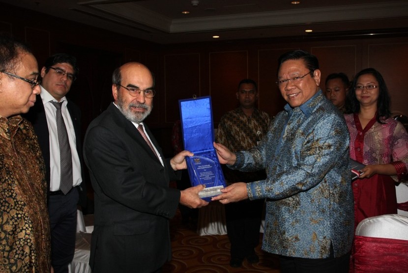 Coordinating Minister for Social Affairs Agung Laksono (right) receives an award from General Manager FAO for reducing hunger. (illustration)