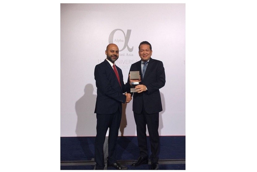 Corporate Banking Director Bank Muamalat Indonesia Indra Y. Sugiarto menerima langsung penghargaan yang diberikan oleh Siddiq Bazarwala CEO Alpha Southeast Asia Magazine.