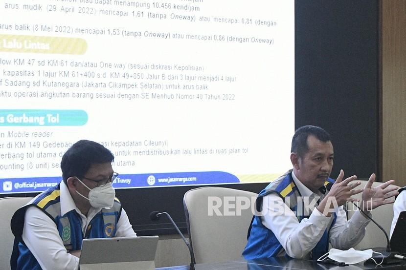 Corporate Communication and Community Development Group Head Jasa Marga Dwimawan Heru (kanan) menyampaikan keterangan terkait arus balik lebaran 2022.