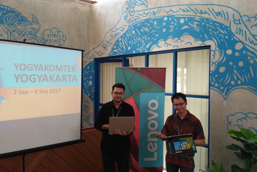 Corporate Communication Lenovo Indonesia, Feby Dayono (kiri) dan Product Trainer Lenovo Indonesia, Indra Gunawan, dalam konferensi pers pameran 'Back to School' Lenovo di Yogyakarta, Senin (4/9).