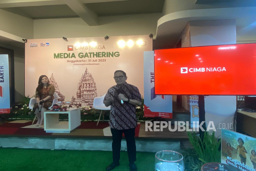 Corporate Communications Head CIMB Niaga Hery Kurniawan (kanan) memberikan pemaparan disaksikan Branch Area Head Jawa Tengah Area VI CIMB Niaga Leny Anita pada acara Media Gathering CIMB Niaga di Yogyakarta, Kamis (31/7/2025).