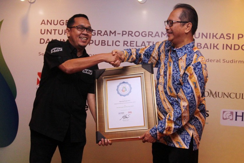 Corporate Communications Manager ANTV, Nugroho Agung Prasetyo menerima penghargaan PR People of The Year 2017 dari Juri Indonesia PR of The year 2017, Teguh Poeradisastra yang terplih berdasarkan polling jurnalis Indonesia di Jakarta