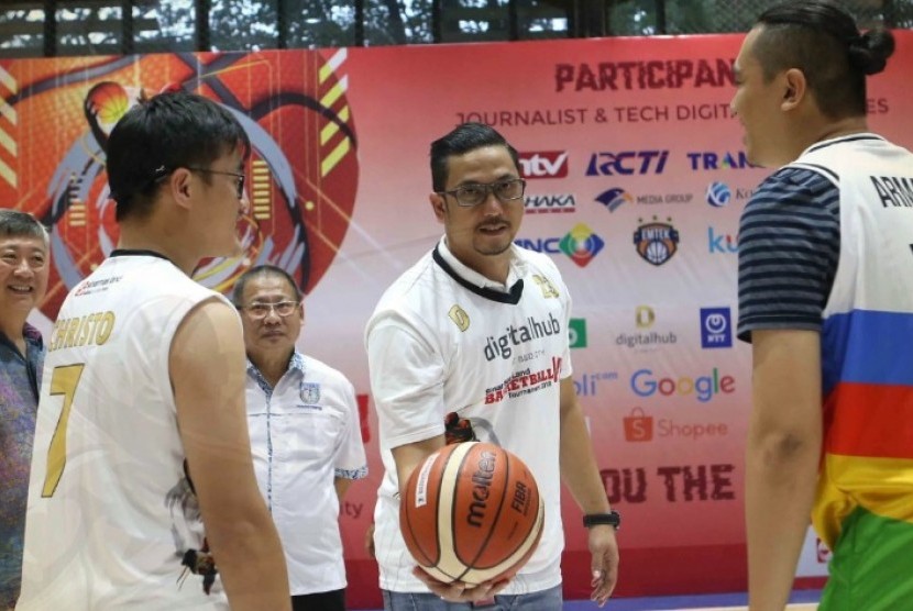 Corporate Communications & Public Affairs Division Head Sinar Mas Land Panji Himawan (tengah) melakukan tip off pertandingan Sinar Mas Land Basketball Tournament (SMLBT) 2019.