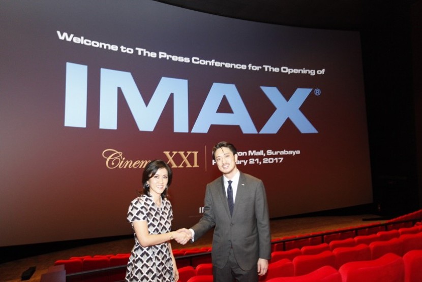 Corporate Secretary Cinema 21, Catherine Keng (kiri) dan Director, Marketing & Distribution Asia-Pasific of IMAX Walt Cho (kanan) dalam pembukaan layar IMAX kedua di Pakuwon Mall, Surabaya 
