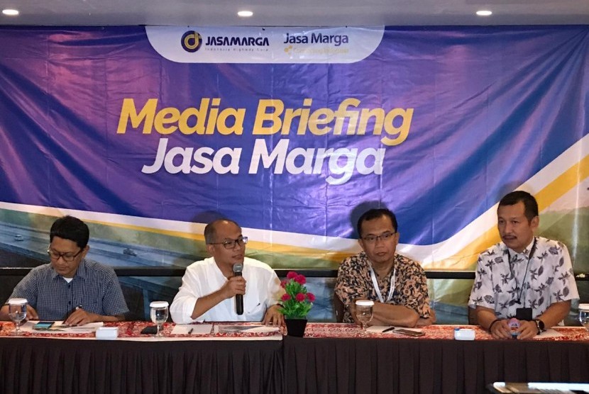 Corporate Secretary Jasa Marga Agus Setiawan menjelaskan rencana bisnis perusahaan di Hotel Granddhika, Jakarta, Jumat (7/2).