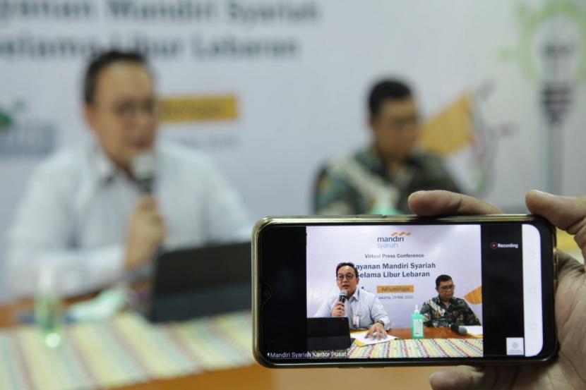 Corporate Secretary Mandiri Syariah Ahmad Reza dan Group Head Cash, Trade and Operation Mandiri Syariah Edhie Rosman melakukan konferensi pers virtual terkait kesiapan operasional Idul Fitri 1441 H, Selasa (19/5). 