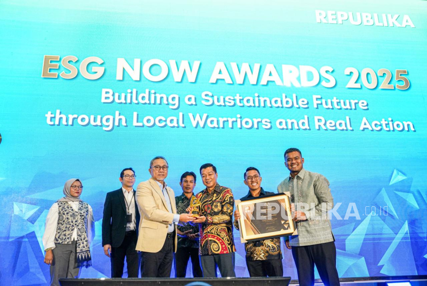 Kang Ubet, Penggerak DEB Walahar Raih Penghargaan ESG Now Award 2025