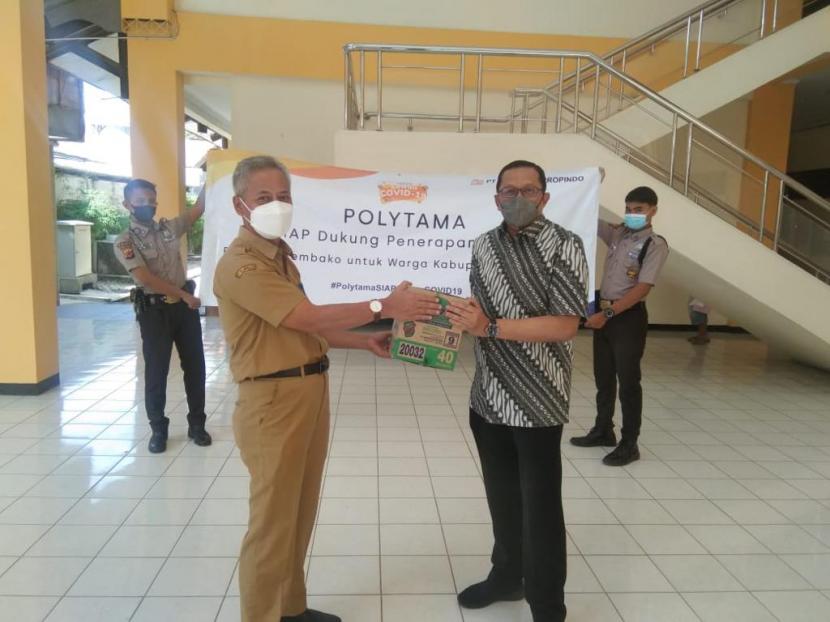 Corporate Secretary Polytama, Dwinanto Kurniawan menyerahkan bantuan paket sembako kepada     Bupati Indramayu yang diwakili Asissten Daerah 2 Sekertariat Daerah setempat, H Maman Kostaman. 
