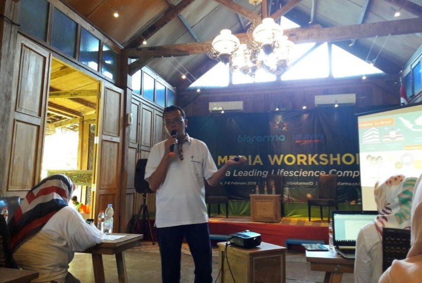  Corporate Secretary PT Biofarma, Bambang Heriyanto, saat menyampaikan materi tentang Biofarma Highlights, dalam acara Media Gathering dan Workshop 2018, di Desa Alamanis Resort dan Villa, Gronggong, Kecamatan Beber, Kabupaten Cirebon, Rabu (7/2). Foto:Lilis Sri Handayani/Rep