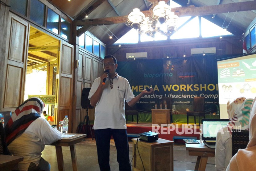 Corporate Secretary PT Biofarma, Bambang Heriyanto, saat menyampaikan materi tentang Biofarma Highlights, dalam acara Media Gathering dan Workshop 2018, di Desa Alamanis Resort dan Villa, Gronggong, Kecamatan Beber, Kabupaten Cirebon, Rabu (7/2).
