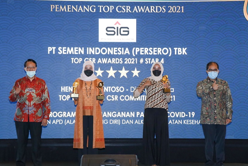Corporate Secretary SIG, Vita Mahreyni (kedua dari kiri), pada saat menerima penghargaan ajang TOP CSR Awards 2021 yang diselenggarakan oleh Top Business di Jakarta (22/4).