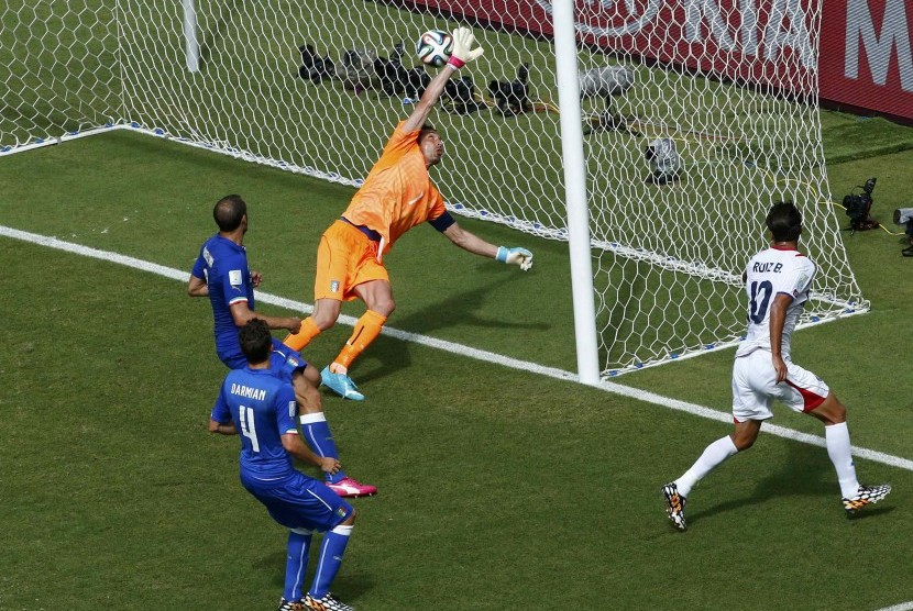 Costa Rica's Bryan Ruiz celebrates scoring a goal during their 2014 World Cup Group D soccer match against Italy at the Pernambuco arena in Recife