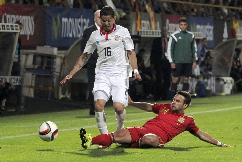 Costa Rica's Cristian Gamboa (L) in action against Juan Bernat (R), of Spain, during an international soccer friendly match Spain vs Costa Rica at Reino de Leon stadium in Leon, northern Spain, 11 June 2015.