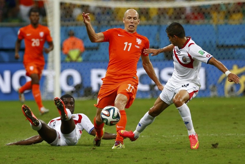 Costa Rica's Joel Campbell and Costa Rica's Oscar Duarte (R) fights for the ball against Arjen Robben (C) of the Netherlands during their 2014 World Cup quarter-finals at the Fonte Nova arena in Salvador July 5, 2014.