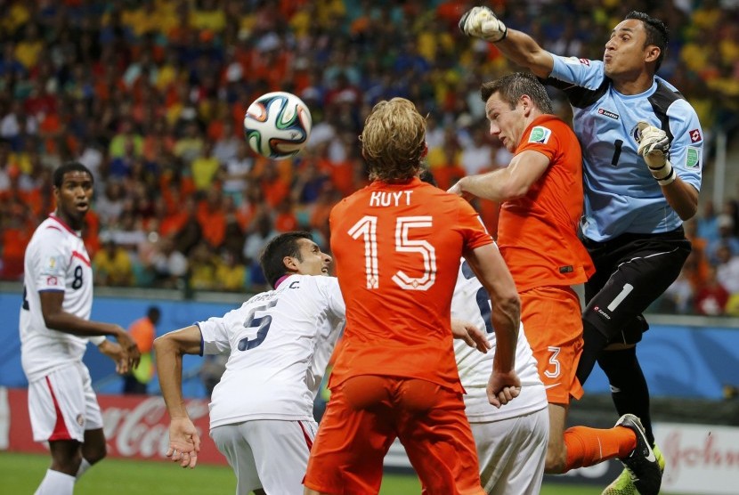 Costa Rica's Keilor Navas (R) punches the ball clear during their 2014 World Cup quarter-finals against the Netherlands at the Fonte Nova arena in Salvador July 5, 2014