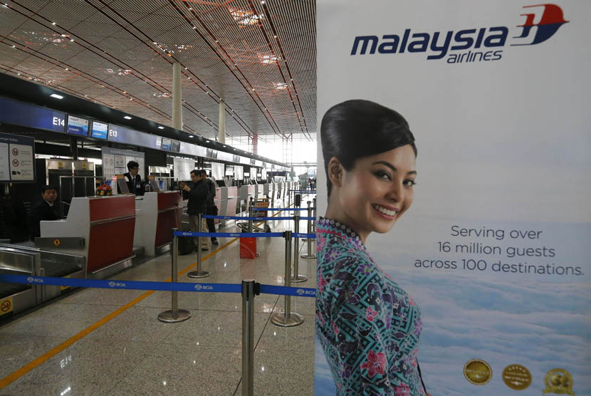  Counter check-in Malaysia Airlines di Bandara Internasional Beijing, Cina, Senin (10/3).