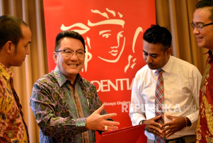 Country CEO Prudential Indonesia, Rinaldi Mudahar (kedua kiri), bersama timnya memberikan pemaparan saat meluncurkan produk asuransi 'PRUcrisis cover benefit plus 61' di Makassar, Sulawesi Selatan, Selasa (13/12).