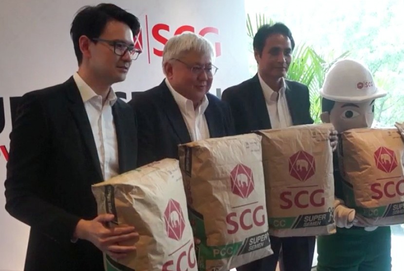 Country Direcor SCG Indonesia Nantapong Chantrakul (kedua kiri) saat peluncuran SCG Super Semen di Jakarta