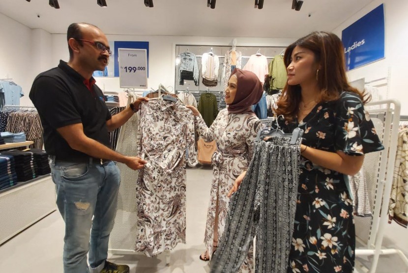 Country Manager of Indonesia Max Fashion, Rajesh Kulkarni menjelaskan produknya ke konsumen.