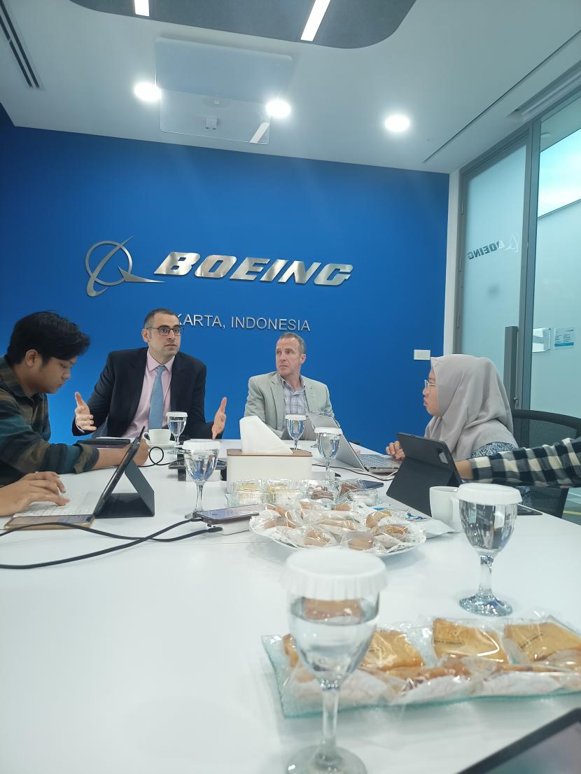 Country Managing Director Boeing Indonesia, Zaid Alami dan Director Global Supply Chain Boeing, Craig Abler di Jakarta, Senin (10/6/2024).