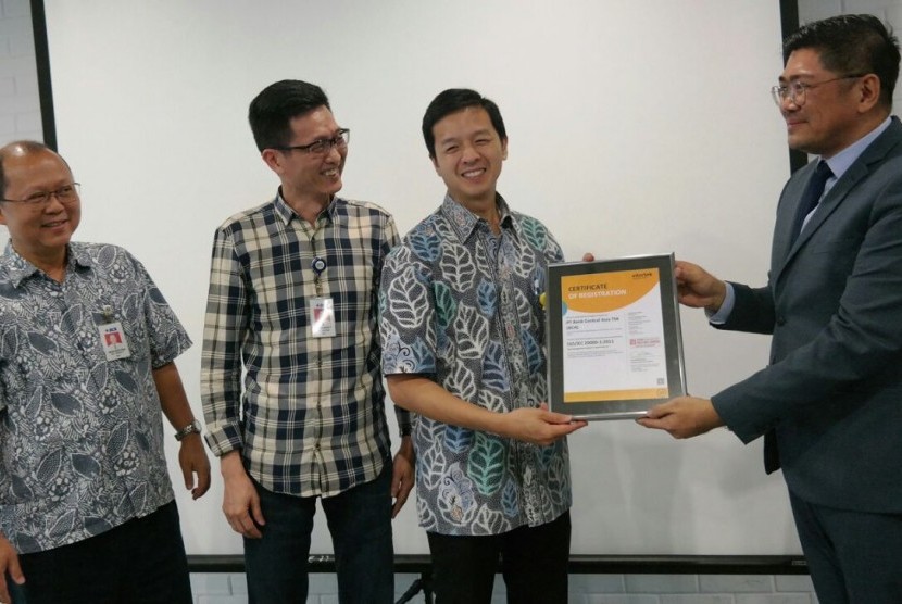 Country Managing Director PT Intertek Utama Services Jose Richard Gamo memberikan setifikat ISO 20000-1:2011 kepada Wakil Presiden Direktur BCA Armand Wahyudi Hartono dan Senior Executive Vice President IT BCA Hermawan Thendean di Menara BCA.