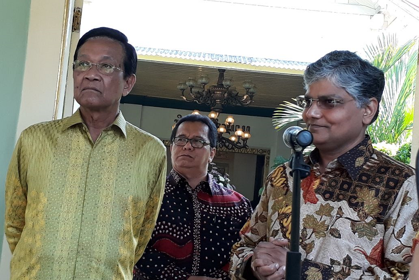 Courtesy Call Duta Besar India Predeep Kumar Rawat (kanan) , Gubernur DIY Sri Sultan Hamengku Buwono X (kiri) dan Asisten Perekonomian.dan.Pembangunan Setda DIY Budi.