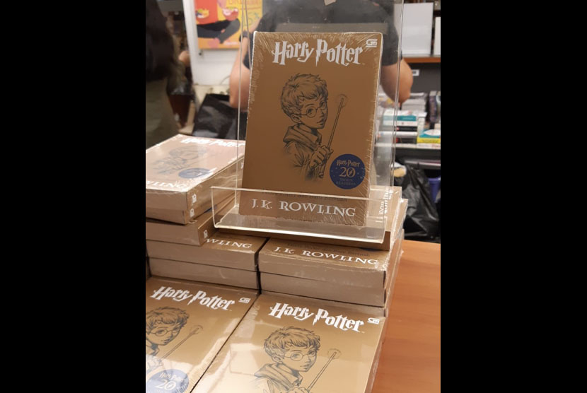 Cover edisi spesial Harry Potter dan Batu Bertuah, edisi spesial 20 tahun bahasa Indonesia. 