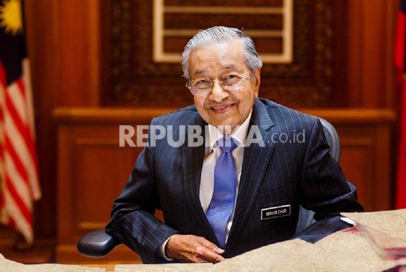 Mahathir Mohamad membacakan pidato khusus yang membeberkan alasan pengunduran dirinya sebagai perdana menteri.
