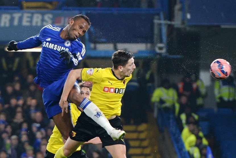 Craig Cathcart (kanan).