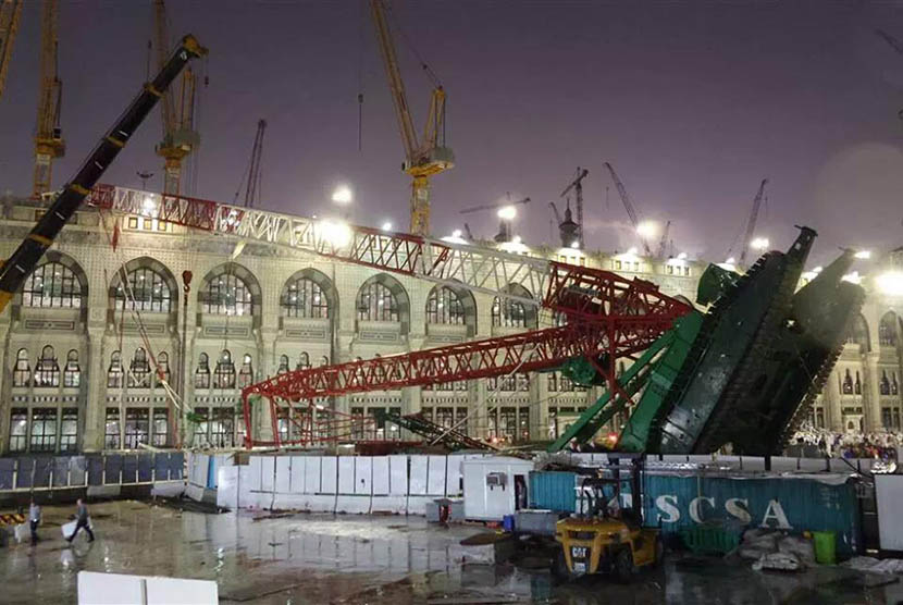 Crane jatuh di Masjidil Haram, Jumat (11/9).   (foto : Twitter @RassdNewsN)