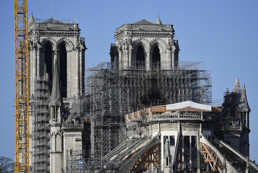 Pandemi virus Corona membuat proses perbaikan Notre Dame terhenti pada Maret. Ilustrasi,