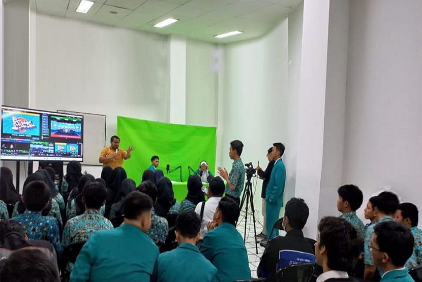 Creabest yang berlangsung di Universitas Nusa Mandiri (UNM) Kampus Tangerang dapat sambutan baik para siswa